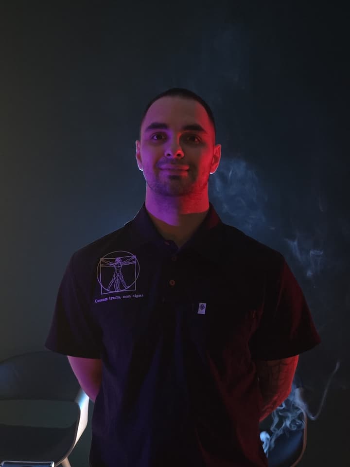 Andrii Kuzmynchuk w czarnym polo z logo Edelweiss